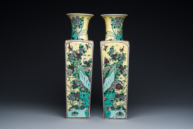 Paire de vases de forme carr&eacute;e en porcelaine de Chine famille verte &agrave; fond jaune, marque de Kangxi, 19&egrave;me