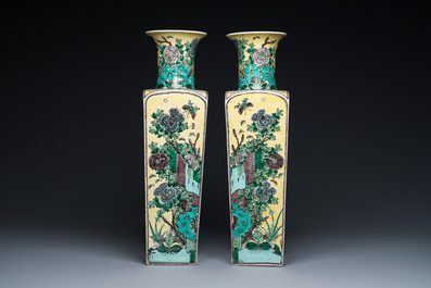 Paire de vases de forme carr&eacute;e en porcelaine de Chine famille verte &agrave; fond jaune, marque de Kangxi, 19&egrave;me