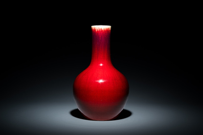 Vase de forme bouteille en porcelaine de Chine &agrave; &eacute;mail flamb&eacute;, 18/19&egrave;me