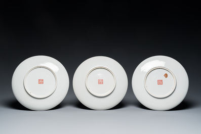 Trois plats en porcelaine de Chine famille rose, sign&eacute;s Zeng Fuqing 曾福慶 et marques de Le Tao Zhai 樂陶齋, dat&eacute;s 1946 et 1947