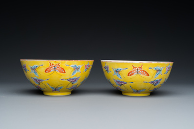 Paire de bols en porcelaine de Chine famille rose &agrave; d&eacute;cor de papillons sur fond jaune, marque et &eacute;poque de Tongzhi