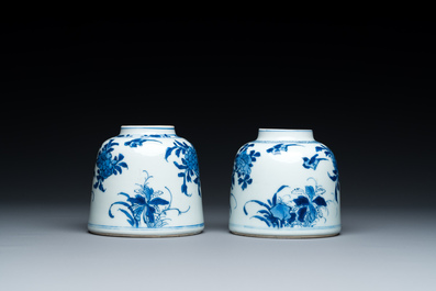 Een paar Chinese blauw-witte belvormige waterpotten met floraal decor, Kangxi