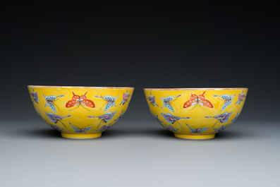 Paire de bols en porcelaine de Chine famille rose &agrave; d&eacute;cor de papillons sur fond jaune, marque et &eacute;poque de Tongzhi