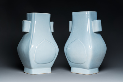 Paire de vases de forme 'fanghu' en porcelaine de Chine en bleu de lavande monochrome, marque et &eacute;poque de Guangxu