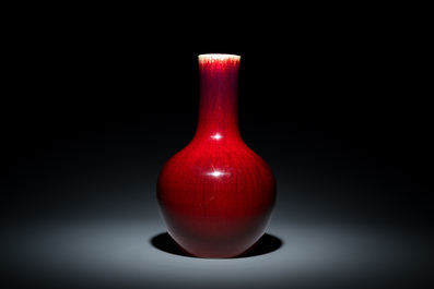 Vase de forme bouteille en porcelaine de Chine &agrave; &eacute;mail flamb&eacute;, 18/19&egrave;me