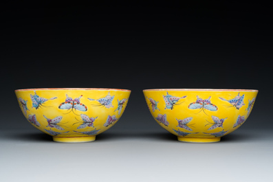 Paire de bols en porcelaine de Chine famille rose &agrave; d&eacute;cor de papillons sur fond jaune, marque et &eacute;poque de Tongzhi