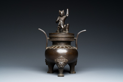 Br&ucirc;le-parfum tripod en bronze au couvercle figurant Liu Hai et le crapaud, Chine, Yuan