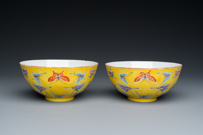 Paire de bols en porcelaine de Chine famille rose &agrave; d&eacute;cor de papillons sur fond jaune, marque et &eacute;poque de Tongzhi