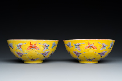 Paire de bols en porcelaine de Chine famille rose &agrave; d&eacute;cor de papillons sur fond jaune, marque et &eacute;poque de Tongzhi