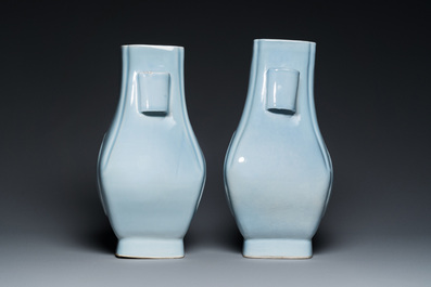 Paire de vases de forme 'fanghu' en porcelaine de Chine en bleu de lavande monochrome, marque et &eacute;poque de Guangxu