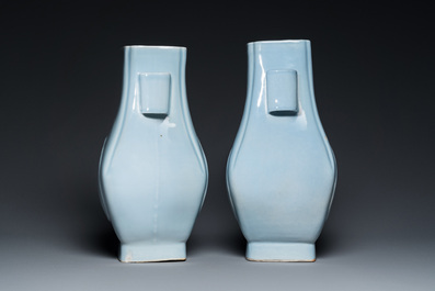 Paire de vases de forme 'fanghu' en porcelaine de Chine en bleu de lavande monochrome, marque et &eacute;poque de Guangxu