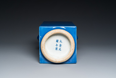 Een Chinese monochrome blauw-geglazuurde 'cong' vaas, Guangxu merk en periode