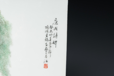 Belle plaque en porcelaine de Chine famille rose, sign&eacute;e Wang Xiliang 王錫良, dat&eacute;e 1943