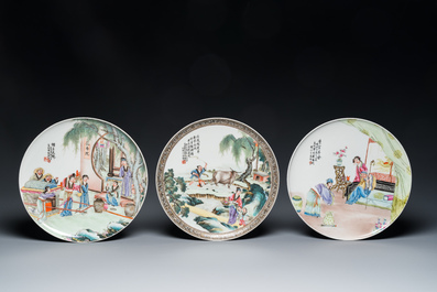 Trois plats en porcelaine de Chine famille rose, sign&eacute;s Zeng Fuqing 曾福慶 et marques de Le Tao Zhai 樂陶齋, dat&eacute;s 1946 et 1947