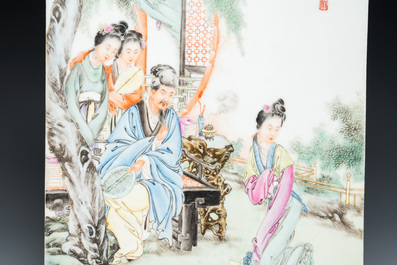 Een fijne Chinese famille rose plaquette, gesigneerd Wang Xiliang 王錫良 en gedateerd 1943