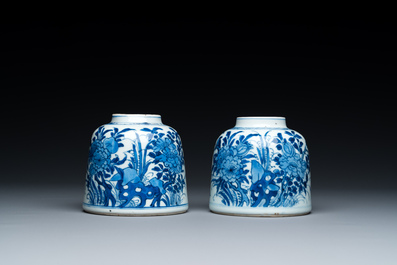 Een paar Chinese blauw-witte belvormige waterpotten met floraal decor, Kangxi