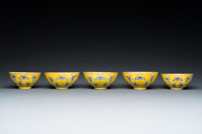 Cinq bols en porcelaine de Chine famille rose &agrave; d&eacute;cor de papillons sur fond jaune, marque et &eacute;poque de Tongzhi