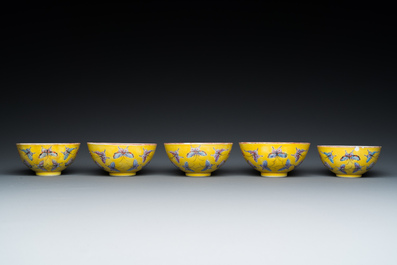 Cinq bols en porcelaine de Chine famille rose &agrave; d&eacute;cor de papillons sur fond jaune, marque et &eacute;poque de Tongzhi