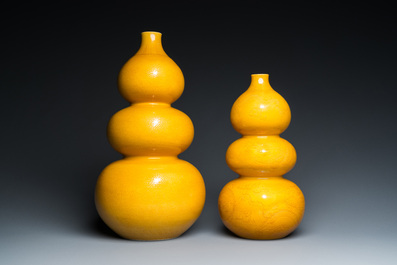 Deux vases de forme triple gourde en porcelaine de Chine en jaune monochrome aux rinceaux de lotus et dragons, marque de Longqing, 19&egrave;me