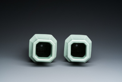 Een paar Chinese octagonale monochrome celadon vazen, Xuantong merk en periode