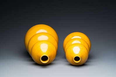 Deux vases de forme triple gourde en porcelaine de Chine en jaune monochrome aux rinceaux de lotus et dragons, marque de Longqing, 19&egrave;me