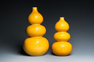 Deux vases de forme triple gourde en porcelaine de Chine en jaune monochrome aux rinceaux de lotus et dragons, marque de Longqing, 19&egrave;me