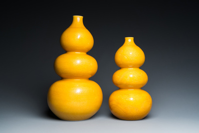 Deux vases de forme triple gourde en porcelaine de Chine en jaune monochrome aux rinceaux de lotus et dragons, marque de Longqing, 19&egrave;me