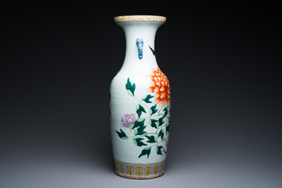 Vase en porcelaine de Chine famille rose &agrave; d&eacute;cor de pies et de pivoines, marque et &eacute;poque de Guangxu