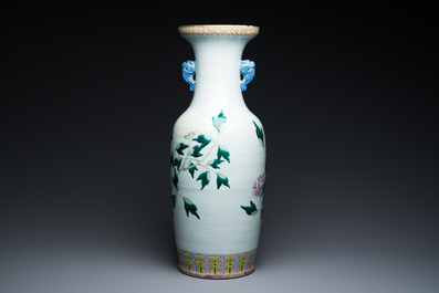 Vase en porcelaine de Chine famille rose &agrave; d&eacute;cor de pies et de pivoines, marque et &eacute;poque de Guangxu