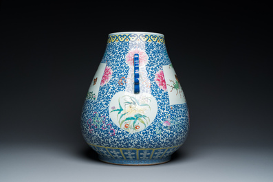 Grand vase de forme 'hu' en porcelaine de Chine doucai-rose &agrave; d&eacute;cor de papillons et d'oiseaux, marque et &eacute;poque de Qianlong