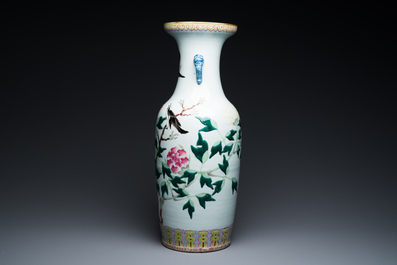 Vase en porcelaine de Chine famille rose &agrave; d&eacute;cor de pies et de pivoines, marque et &eacute;poque de Guangxu