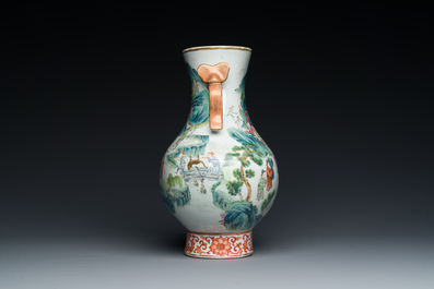 Beau vase de forme 'hu' en porcelaine de Chine famille rose aux anses en forme de ruyi, 19&egrave;me