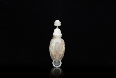 Th&eacute;i&egrave;re sculpt&eacute;e en jade blanc &agrave; d&eacute;cor floral de style moghole, Chine, 18/19&egrave;me