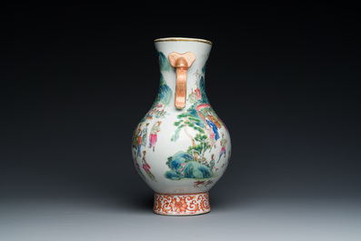 Beau vase de forme 'hu' en porcelaine de Chine famille rose aux anses en forme de ruyi, 19&egrave;me