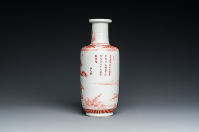 Vase de forme rouleau en porcelaine de Chine en rouge de fer, sign&eacute; Xi Yi 西逸, Kangxi