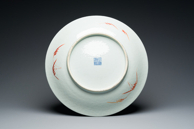 Deux grands plats en porcelaine de Chine famille rose, un avec marque de Qianlong, 19&egrave;me