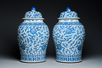 Paire de grands vases couverts en porcelaine de Chine en bleu et blanc &agrave; d&eacute;cor de rinceaux de lotus, 19&egrave;me