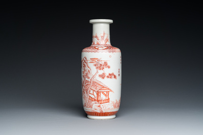 Vase de forme rouleau en porcelaine de Chine en rouge de fer, sign&eacute; Xi Yi 西逸, Kangxi