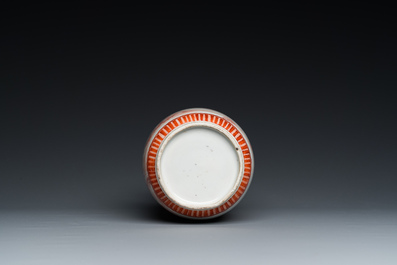 Vase de forme rouleau en porcelaine de Chine en rouge de fer, sign&eacute; Xi Yi 西逸, Kangxi