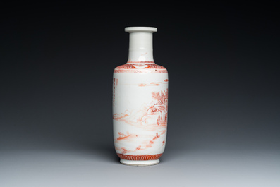 Vase de forme rouleau en porcelaine de Chine en rouge de fer, sign&eacute; Xi Yi 西逸, Kangxi