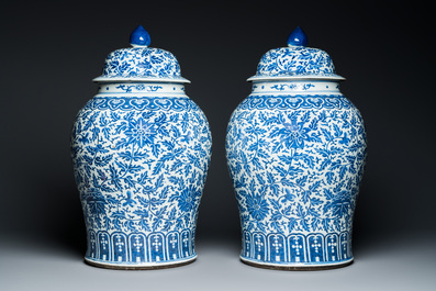 Paire de grands vases couverts en porcelaine de Chine en bleu et blanc &agrave; d&eacute;cor de rinceaux de lotus, 19&egrave;me