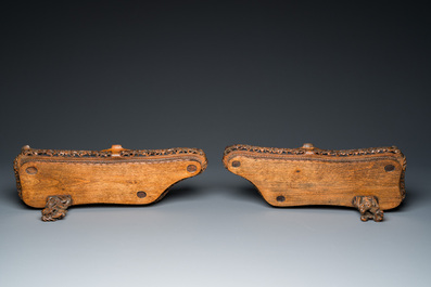 Een zeer fijn en groot paar Chinese cloisonn&eacute; herten op opengewerkte houten sokkels, 19e eeuw
