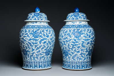 Paire de grands vases couverts en porcelaine de Chine en bleu et blanc &agrave; d&eacute;cor de rinceaux de lotus, 19&egrave;me