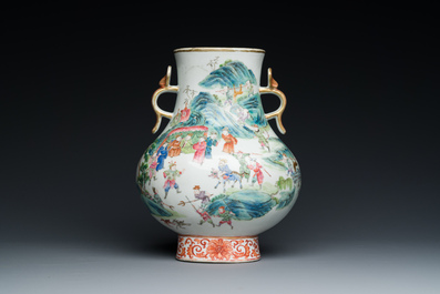 Beau vase de forme 'hu' en porcelaine de Chine famille rose aux anses en forme de ruyi, 19&egrave;me