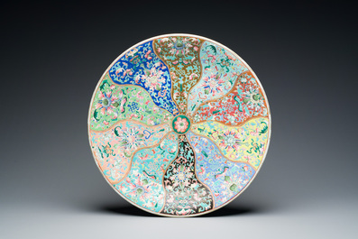 Deux grands plats en porcelaine de Chine famille rose, un avec marque de Qianlong, 19&egrave;me