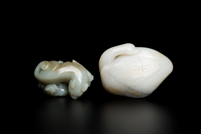 Deux sculptures en jade blanc et c&eacute;ladon repr&eacute;sentant une oie et un lion avec son petit, Chine, Qing