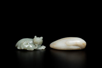 Deux sculptures en jade blanc et c&eacute;ladon repr&eacute;sentant une oie et un lion avec son petit, Chine, Qing