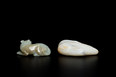 Deux sculptures en jade blanc et c&eacute;ladon repr&eacute;sentant une oie et un lion avec son petit, Chine, Qing