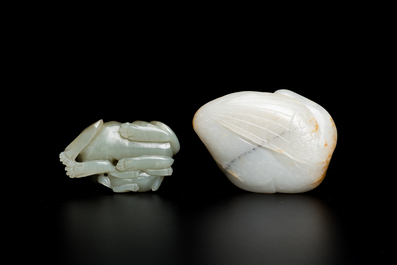 Deux sculptures en jade blanc et c&eacute;ladon repr&eacute;sentant une oie et un lion avec son petit, Chine, Qing