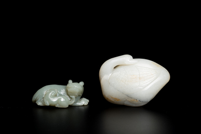 Deux sculptures en jade blanc et c&eacute;ladon repr&eacute;sentant une oie et un lion avec son petit, Chine, Qing